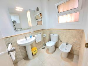 حمام في Studio in Los Cristianos front of the beach with pool and WiFi
