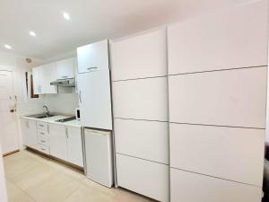 مطبخ أو مطبخ صغير في Studio in Los Cristianos front of the beach with pool and WiFi