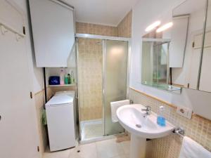 حمام في Studio in Los Cristianos front of the beach with pool and WiFi