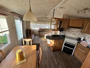 Kuchyň nebo kuchyňský kout v ubytování Willerby Granada 2-Bedroom Located in Uddingston, Glasgow at Maryville Caravan Site + 4 fotografie