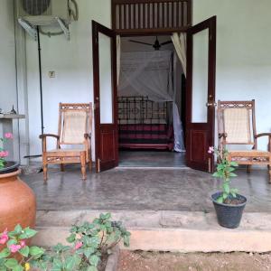 Patio nebo venkovní prostory v ubytování Room by the MANGO TREE