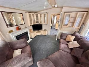 Μια τηλεόραση ή/και κέντρο ψυχαγωγίας στο 2 Bedroom Caravan Located in Uddingston, Glasgow at Maryville Caravan Site