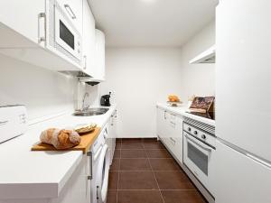 una cocina con encimeras blancas y electrodomésticos blancos en ChillaHomes 001, en Candeleda