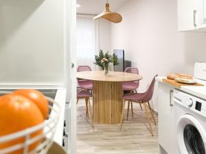 cocina con mesa y sillas y comedor en ChillaHomes 001, en Candeleda 7 fotos más