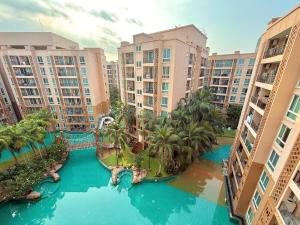 een luchtzicht op een zwembad in een resort bij Better Homes at Atlantis Condo Resort in Jomtien Beach +2 foto's