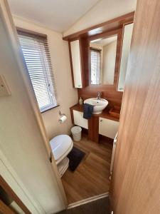 Ένα μπάνιο στο 2-Bedroom Caravan Located in Uddingston, Glasgow at Maryville Caravan Site