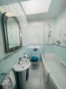 Un baño de The Ferry Boat