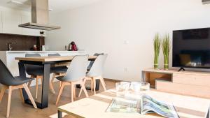 un salon avec une table et des chaises de salle à manger dans l'établissement ASTER spa & beach dúplex, à La Vila Joiosa 38 autres photos