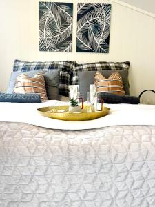 un letto con un vassoio di cibo sopra di Brightside Apartment a Kristiansand