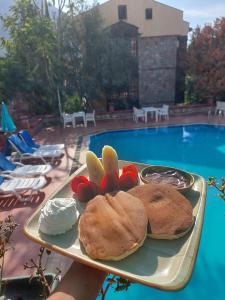 フェティエにあるRoom near Lykia Way Oludeniz Poolのプールサイドテーブルのトレイ