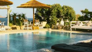 Bazén v ubytovaní Manu Mykonos Next to the Beach Quality Brand Villa & Bungalows alebo v jeho blízkosti