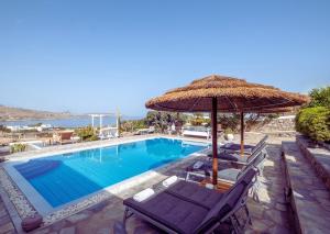Bazén v ubytování Manu Mykonos Next to the Beach Quality Brand Villa & Bungalows nebo v jeho okolí