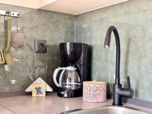 Příslušenství pro přípravu čaje a kávy v ubytování Charming Apartments Dodo