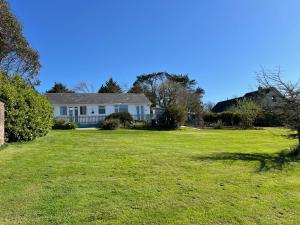 韦德布里奇Detached, peaceful, spacious with easy access and very large garden的一座带草地大院子的房子
