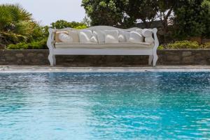 Bazén v ubytování Manu Mykonos Next to the Beach Quality Brand Villa & Bungalows nebo v jeho okolí