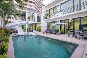 农布OXYGEN Luxury PoolVilla Pattaya Jomtien Beach walking street 7 Bedrooms的建筑物前的游泳池