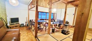 TV a/nebo společenská místnost v ubytování Guesthouse & Sharehouse カリマ安曇沓掛 + 37 fotografií