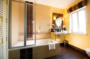Kylpyhuone majoituspaikassa Hotel Sonnenhof