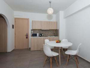 Kuchyň nebo kuchyňský kout v ubytování OSIRIS HOTEL APARTMENTS and STUDIOS