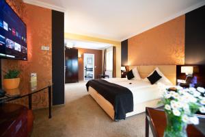 Vuode tai vuoteita majoituspaikassa Hotel Sonnenhof