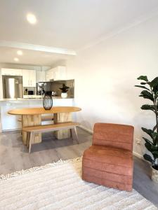 Un comedor con una mesa y una silla. en 104 EastPerth Euphoria Escape 2BR Parkng, en Perth