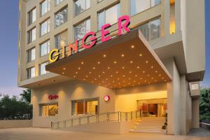 een gebouw met een bord aan de voorgevel bij Ginger Dehradun, Rajpur Road in Dehradun