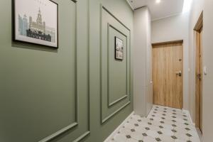 un corridoio con porta e pavimento a scacchi di GREEN Apartment 2 a Poznań