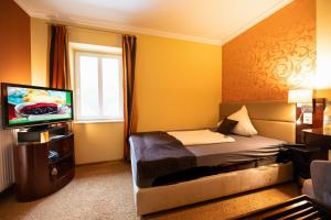 TV tai viihdekeskus majoituspaikassa Hotel Sonnenhof
