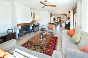 ein Wohnzimmer mit einem Hund auf einem Couchtisch in der Unterkunft Villa Ceylon by Vintage Travel in Tamariu