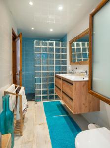 ein Badezimmer mit Waschbecken und Spiegel in der Unterkunft Villa Ceylon by Vintage Travel in Tamariu