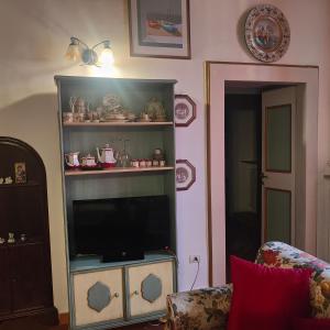 A television and/or entertainment centre at Suite Dimora Lucrezia