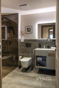 een badkamer met toilet en wastafel bij LIVALPIN Balance in Garmisch-Partenkirchen
