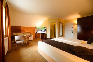 Vuode tai vuoteita majoituspaikassa Hotel Sonnenhof