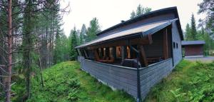 una pequeña casa en medio de un bosque en Käenpesä, en Kuusamo 11 fotos más