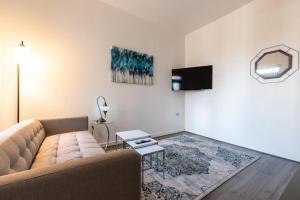 TV a/nebo společenská místnost v ubytování Spacious Contractor 5BR - Wi-Fi, Parking