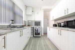 Kuchyň nebo kuchyňský kout v ubytování Spacious Contractor 5BR - Wi-Fi, Parking