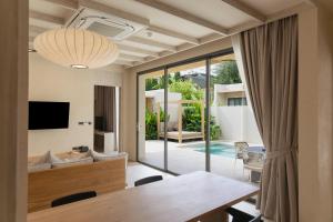 TV a/nebo společenská místnost v ubytování Eden Resort & Villas Phuket Patong
