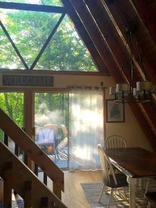 Fotografie z fotogalerie ubytování A-Frame Cabin Rental Set Alongside Sebago Lake on Frye Island, Maine v destinaci Frye Island