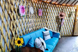 Posezení v ubytování Charming Yurt Rental Nestled in the Forest near Friendsville, Maryland