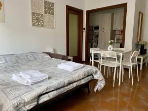 a bedroom with a bed and a table and chairs at Casa Gaia - Vicino a Gardaland e Lago di Garda in Cavalcaselle