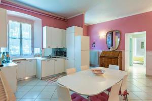 Kuchyň nebo kuchyňský kout v ubytování Palazzina GiardinoLago