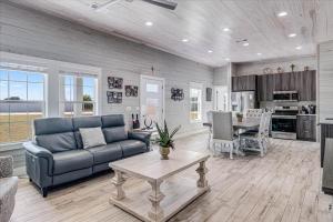 una sala de estar con un sofá y una mesa en Tranquil Waters, en Rockport