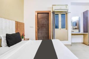 Postel nebo postele na pokoji v ubytování Collection O Harmony Stay