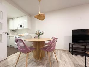 a dining room table with purple chairs in a kitchen at ChillaHomes 004 in Candeleda +8 photos