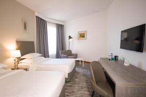 Postel nebo postele na pokoji v ubytování BM Beach Hotel