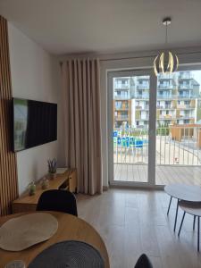 Televízia a/alebo spoločenská miestnosť v ubytovaní Apartament Turkusowy Kołobrzeg Podczele