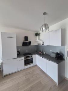 Kuchyňa alebo kuchynka v ubytovaní Apartament Turkusowy Kołobrzeg Podczele
