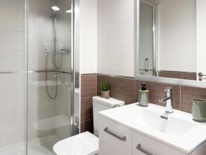 a bathroom with a shower and a sink and a toilet at ChillaHomes 004 in Candeleda