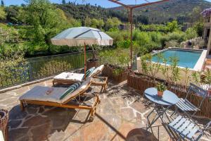 Swimmingpoolen hos eller tæt på Ecole Olargues - Chambres & restaurant - Teritoria
