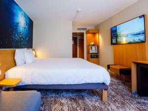 Postel nebo postele na pokoji v ubytování Novotel Saint Avold